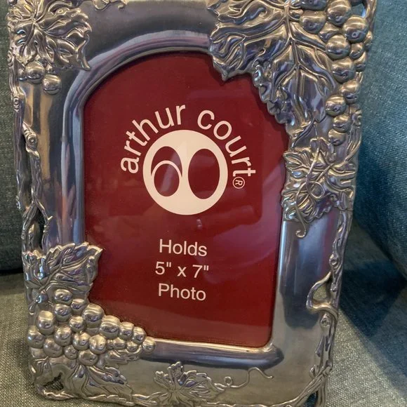 Arthur Court Aluminum Hollowware Grapes and Vines Picture Frame 5" x 7" Vintage - Picture 2 of 9